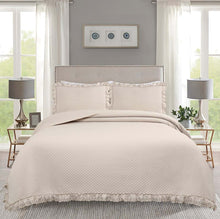 Carica l'immagine nel visualizzatore di Gallery, Trapuntino matrimoniale Blanc Mariclo' serie Tutu con volant pizzo sangallo colore beige