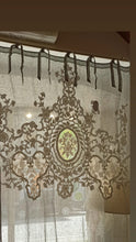 Carica l'immagine nel visualizzatore di Gallery, Tenda tendone Blanc Mariclo' con medaglione centrale e ricami Dentelle 140×290cm.