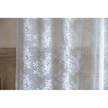 Carica l'immagine nel visualizzatore di Gallery, Coppia tenda shabby chic pizzo motivo floreale, serie Dentelle di Blanc Mariclo. Misura 150 x 290 cm.