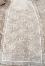 Carica l'immagine nel visualizzatore di Gallery, Runner L’Atelier17 serie Divina tulle ricamato 50x150cm 3 colori