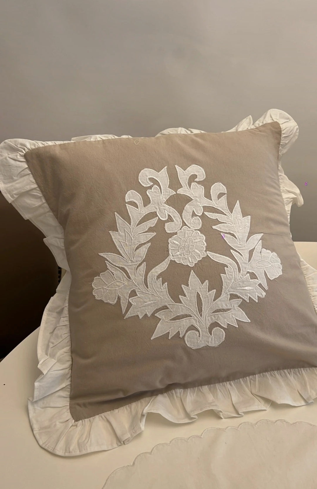 CUSCINO VOLANT E PIZZO PURO COTONE BIANCO 40X40cm.