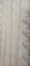 Carica l'immagine nel visualizzatore di Gallery, Coppia tenda shabby chic pizzo motivo floreale, serie Dentelle di Blanc Mariclo. Misura 150 x 290 cm.