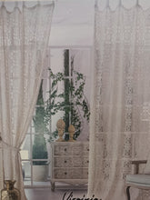 Carica l'immagine nel visualizzatore di Gallery, Coppia tendoni in pizzo 140x290 (conf. 2 pezzi)