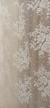 Carica l'immagine nel visualizzatore di Gallery, Coppia tenda shabby chic pizzo motivo floreale, serie Dentelle di Blanc Mariclo. Misura 150 x 290 cm.
