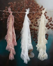 Carica l'immagine nel visualizzatore di Gallery, TENDA PIZZO ANDROMEDA L'ATELIER17 140X290cm. Avorio o Bianco