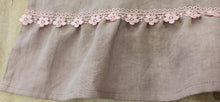 Carica l'immagine nel visualizzatore di Gallery, Mantovana mezzatendina con rouche in puro lino rosa malva 140x40 cm.