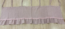 Carica l'immagine nel visualizzatore di Gallery, Mantovana mezzatendina con rouche in puro lino rosa malva 140x40 cm.