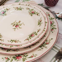 Carica l'immagine nel visualizzatore di Gallery, SERVIZIO PIATTI ROMANTICO CERAMICA BLANC MARICLO' MOSS ROSE 18 PEZZI BIANCO