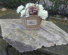 Carica l'immagine nel visualizzatore di Gallery, Centrotavola quadrato in pizzo l'atelier17 serie Ciel 90x90cm.