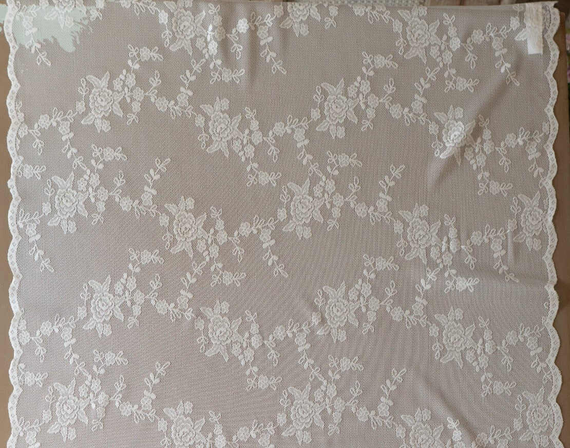 Centrotavola quadrato in pizzo l'atelier17 serie Ciel 90x90cm.
