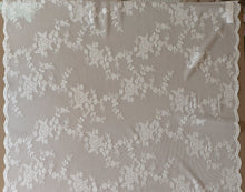 Carica l'immagine nel visualizzatore di Gallery, Centrotavola quadrato in pizzo l'atelier17 serie Ciel 90x90cm.