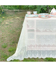 Carica l'immagine nel visualizzatore di Gallery, TOVAGLIA COPRITAVOLO IN PIZZO ATELIER17 SERIE SUNSET 160X270 3 colori