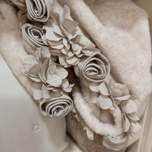 Carica l&#39;immagine nel visualizzatore di Gallery, Plaid pile Blanc Mariclo&#39; serie Petite rose colore beige 140x170cm.

