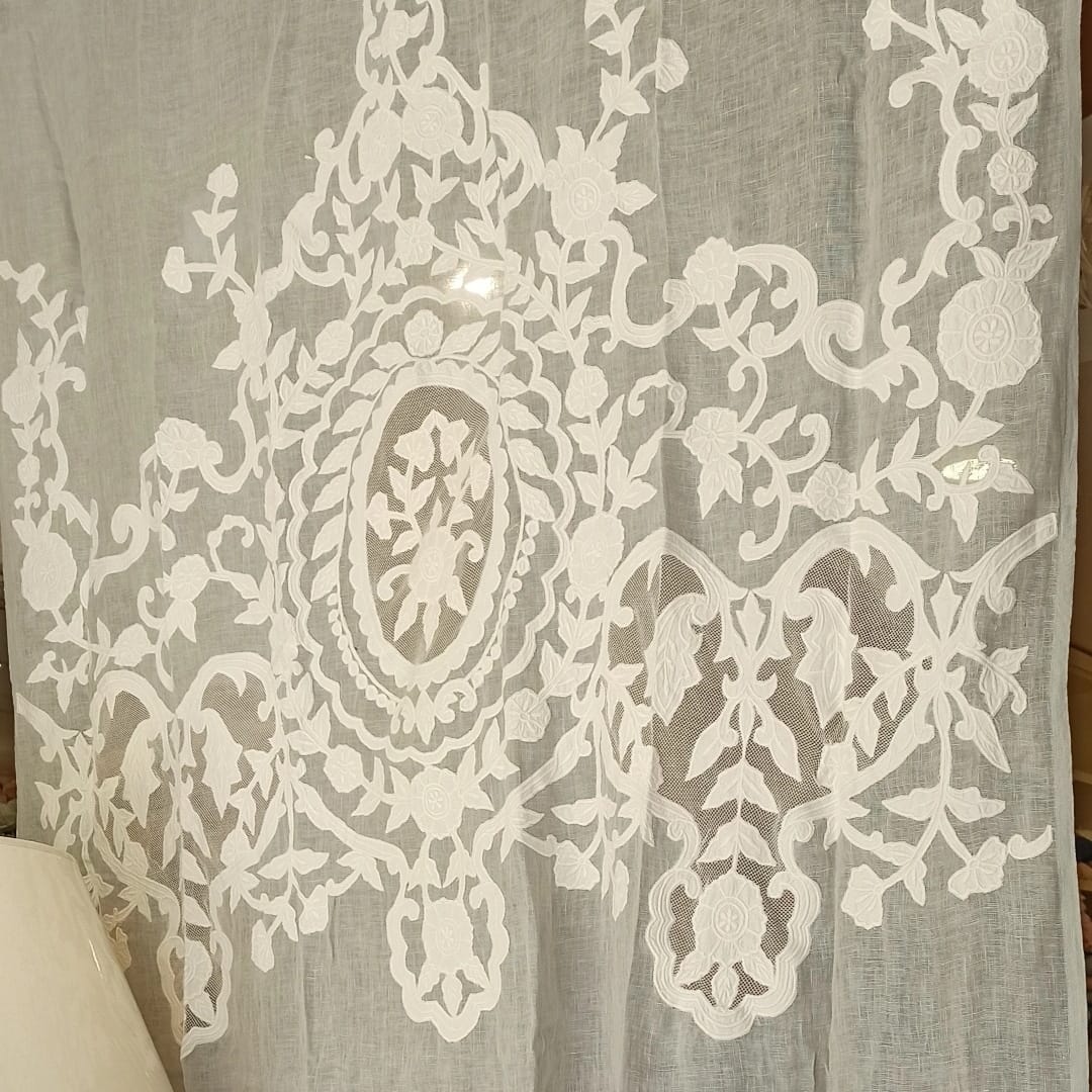 Tenda tendone Blanc Mariclo' con medaglione centrale e ricami Dentelle 140×290cm.