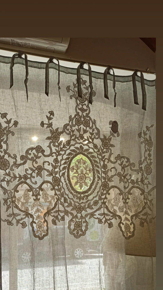 Tenda tendone Blanc Mariclo' con medaglione centrale e ricami Dentelle 140×290cm.