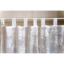 Carica l&#39;immagine nel visualizzatore di Gallery, Tenda shabby chic pizzo motivo floreale, serie Dentelle di Blanc Mariclo. Misura 150 x 290 cm.
