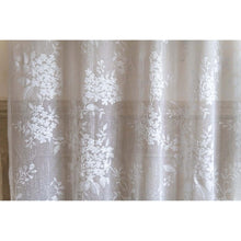 Carica l&#39;immagine nel visualizzatore di Gallery, Tenda shabby chic pizzo motivo floreale, serie Dentelle di Blanc Mariclo. Misura 150 x 290 cm.
