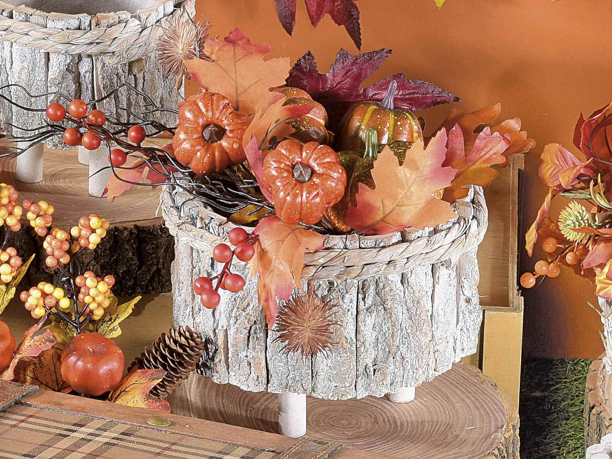 Ramo con zucca, ghiande, foglie e bacche artificiali
