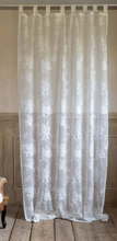 Carica l&#39;immagine nel visualizzatore di Gallery, Tenda shabby chic pizzo motivo floreale, serie Dentelle di Blanc Mariclo. Misura 150 x 290 cm.
