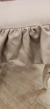 Carica l&#39;immagine nel visualizzatore di Gallery, Cuscino sedia con volant colore beige made in Italy
