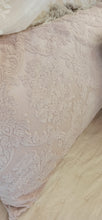 Carica l&#39;immagine nel visualizzatore di Gallery, Coppia copriguanciali damascati rosa cipria L&#39;atelier 17
