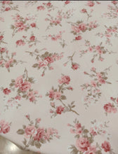 Carica l'immagine nel visualizzatore di Gallery, Tovaglia o copritavola in cotone con volant rotonda 180 dia.
