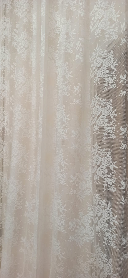 Coppia tenda shabby chic pizzo motivo floreale, serie Dentelle di Blanc Mariclo. Misura 150 x 290 cm.