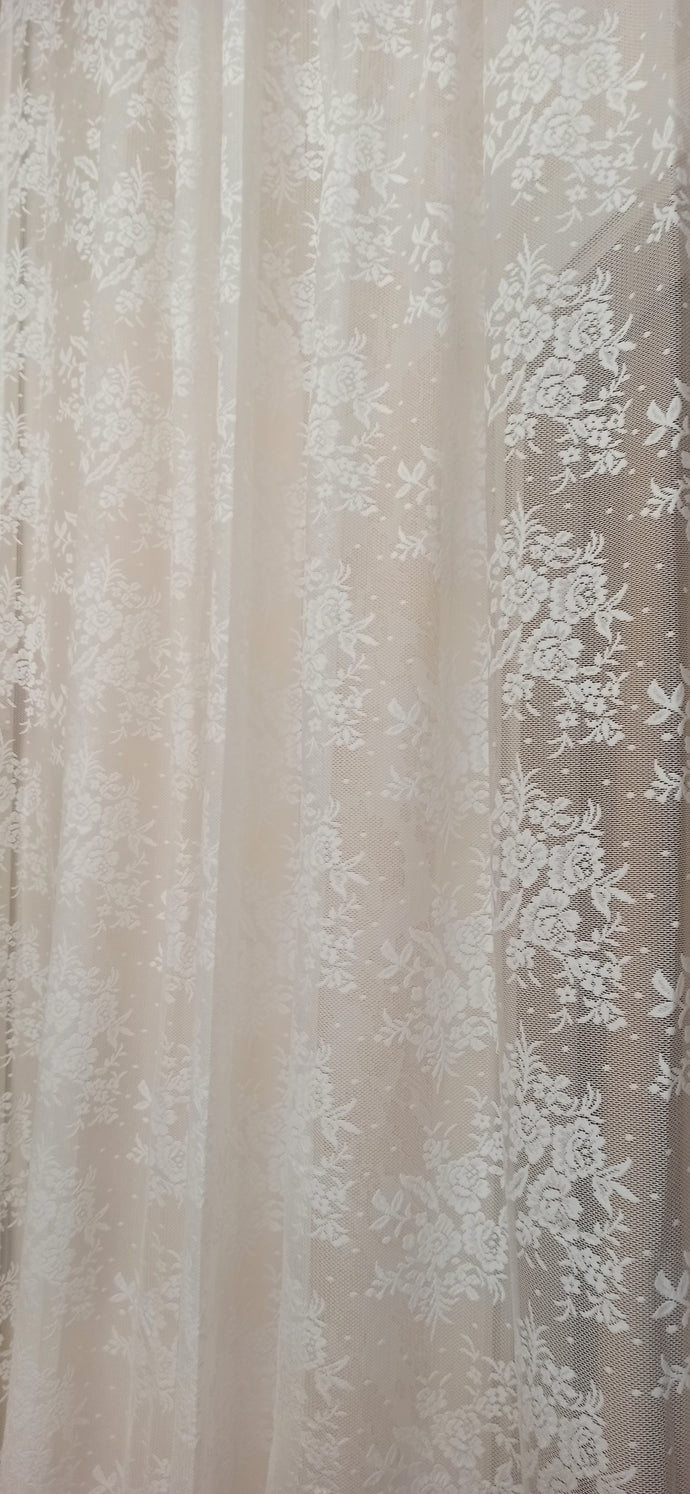 Tenda shabby chic pizzo motivo floreale, serie Dentelle di Blanc Mariclo. Misura 150 x 290 cm.