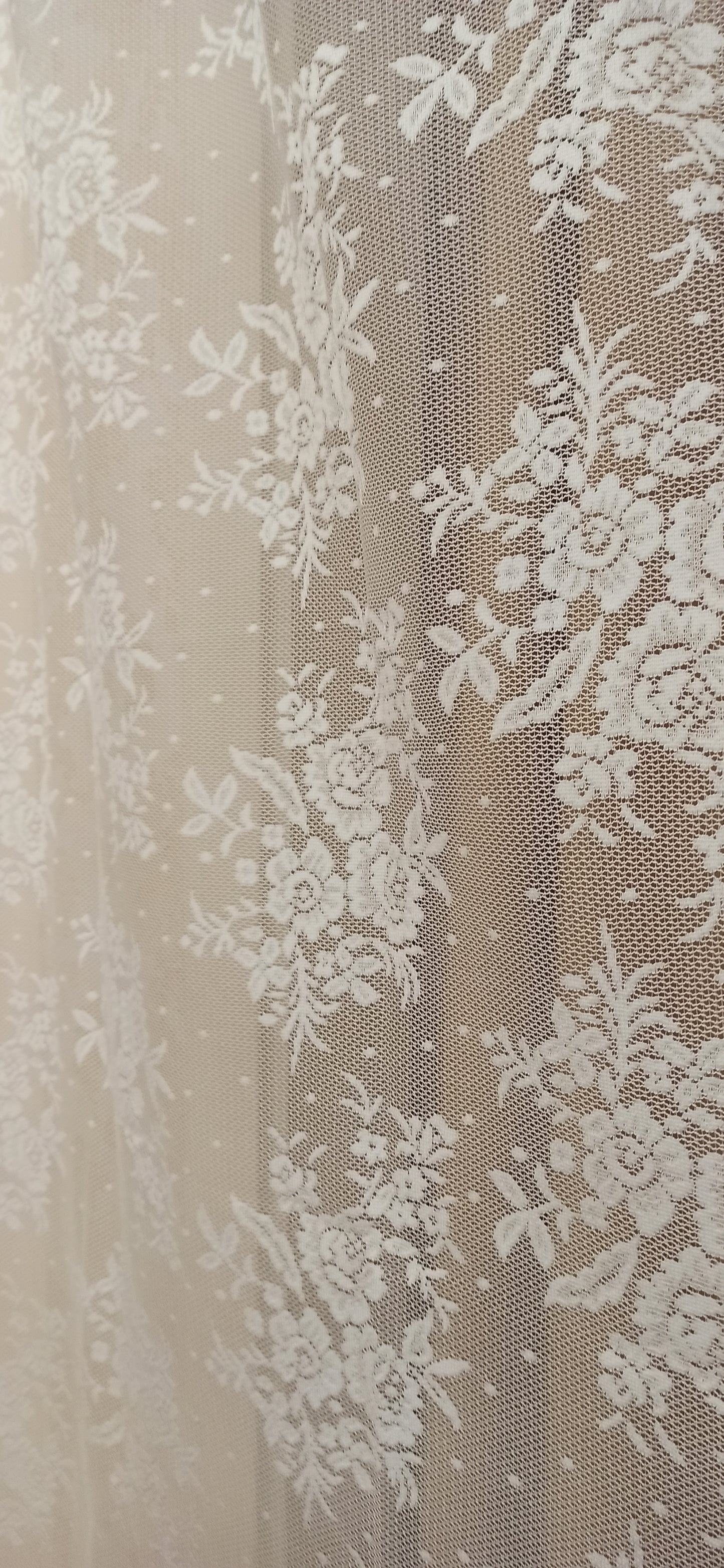 Coppia tenda shabby chic pizzo motivo floreale, serie Dentelle di Blanc Mariclo. Misura 150 x 290 cm.