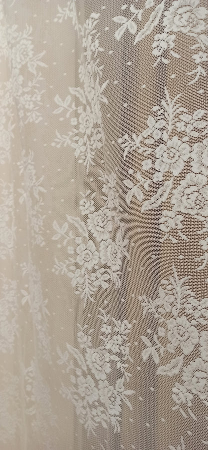Coppia tenda shabby chic pizzo motivo floreale, serie Dentelle di Blanc Mariclo. Misura 150 x 290 cm.